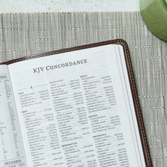 KJV Holy Bible: Personal Size Giant Print with 43,000 Cross References