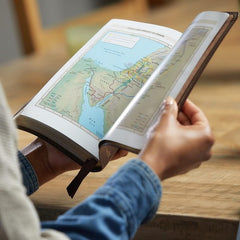 KJV Holy Bible: Personal Size Giant Print with 43,000 Cross References