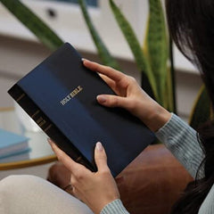 KJV Holy Bible: Personal Size Giant Print with 43,000 Cross References