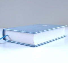 Biblia Católica en español. Tapa dura azul, con Virgen Milagrosa en cubierta