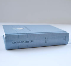 Biblia Católica en español. Tapa dura azul, con Virgen Milagrosa en cubierta