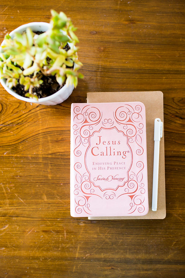 Jesus Calling - Deluxe Edition Pink Cover: Enjoying Peace in His Presence